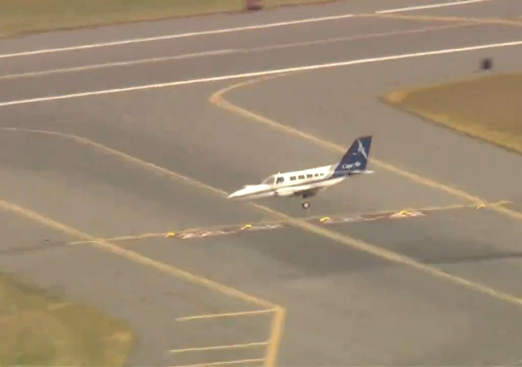 L'avion atterrit sur une seule roue : une vidéo montre la manœuvre du pilote héros