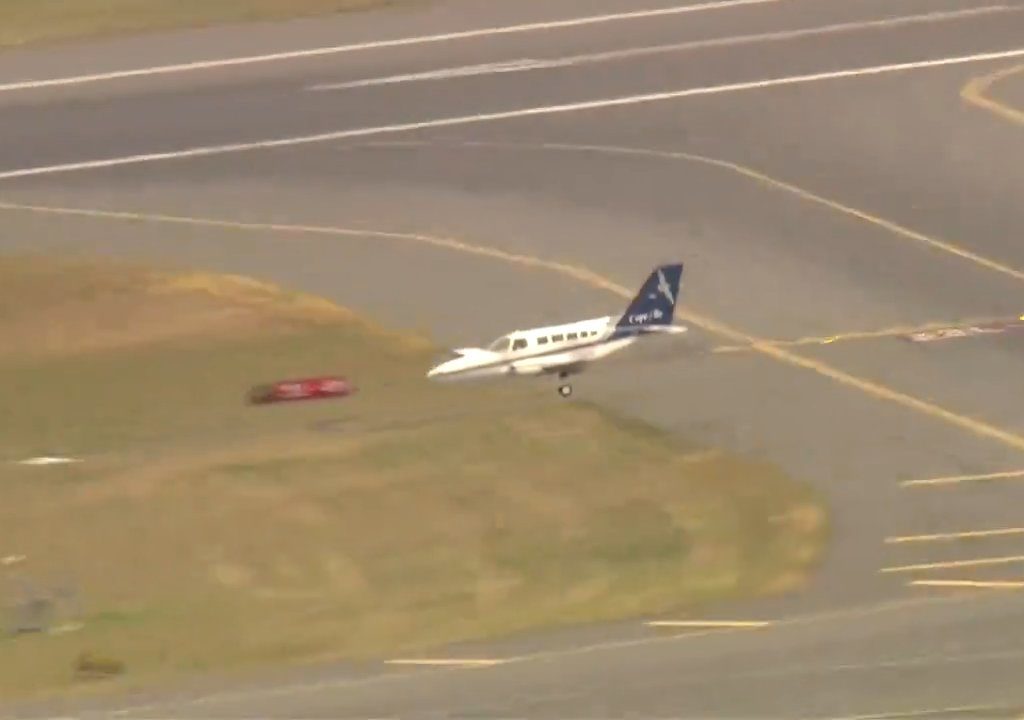 Avión aterriza sobre una sola rueda: video muestra la maniobra del héroe piloto