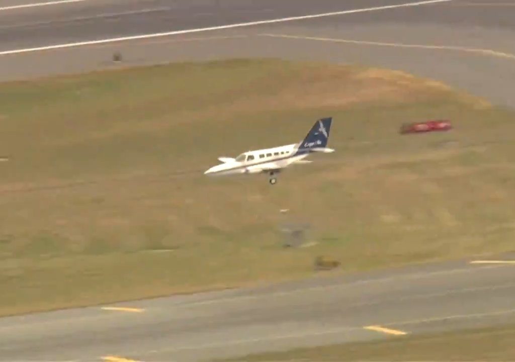 L'avion atterrit sur une seule roue : une vidéo montre la manœuvre du pilote héros