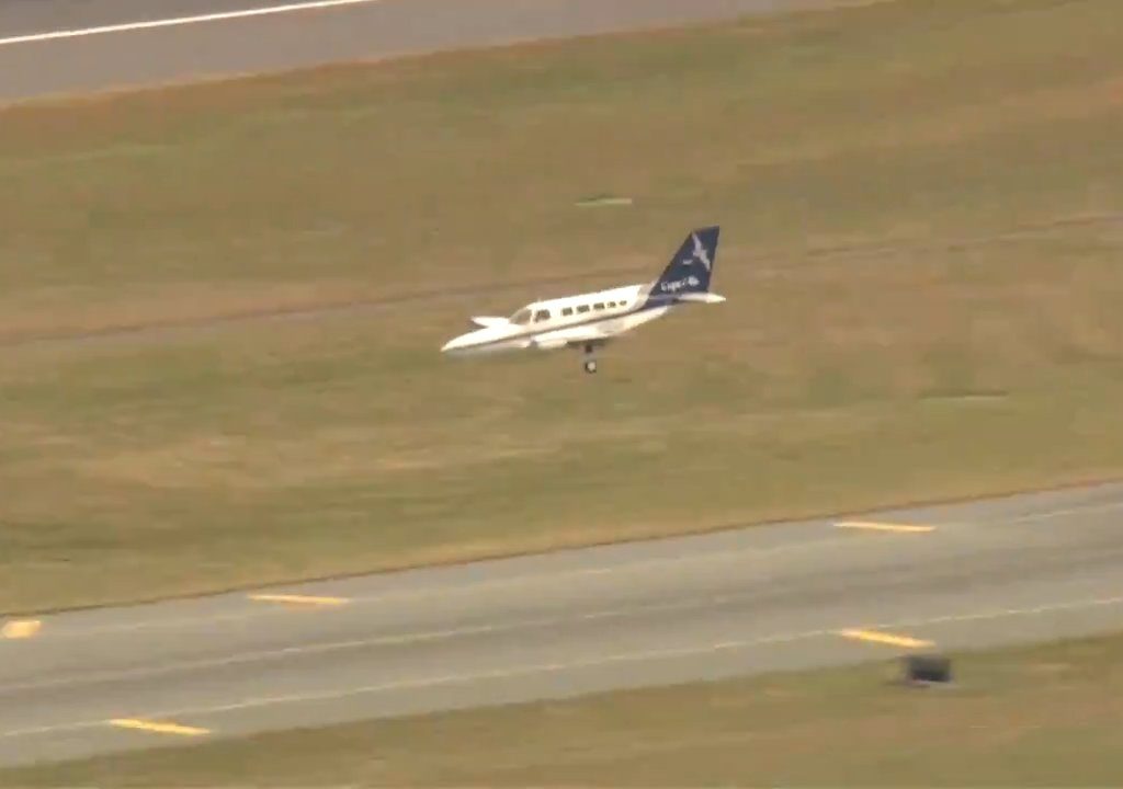 L'avion atterrit sur une seule roue : une vidéo montre la manœuvre du pilote héros