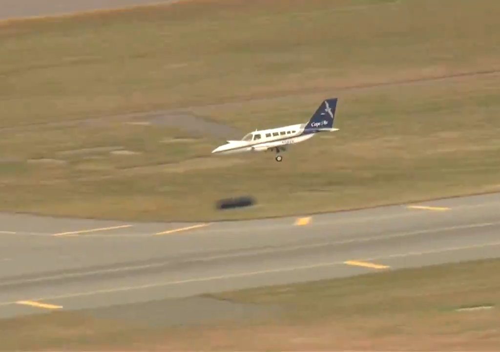 Avión aterriza sobre una sola rueda: video muestra la maniobra del héroe piloto