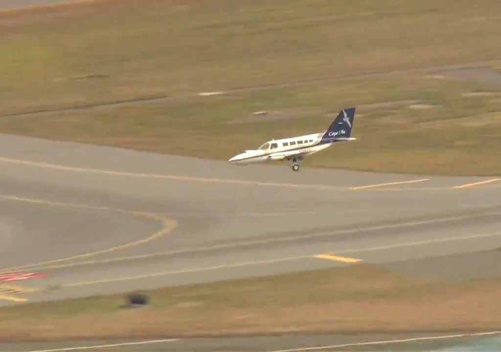 L'avion atterrit sur une seule roue : une vidéo montre la manœuvre du pilote héros