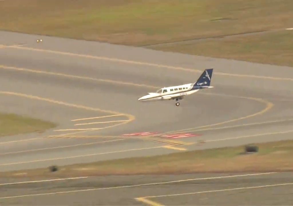 L'avion atterrit sur une seule roue : une vidéo montre la manœuvre du pilote héros