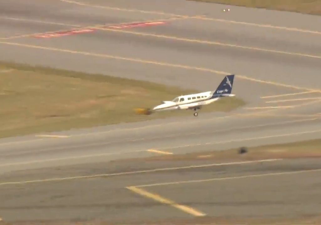 L'avion atterrit sur une seule roue : une vidéo montre la manœuvre du pilote héros