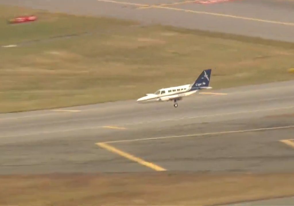 Avión aterriza sobre una sola rueda: video muestra la maniobra del héroe piloto