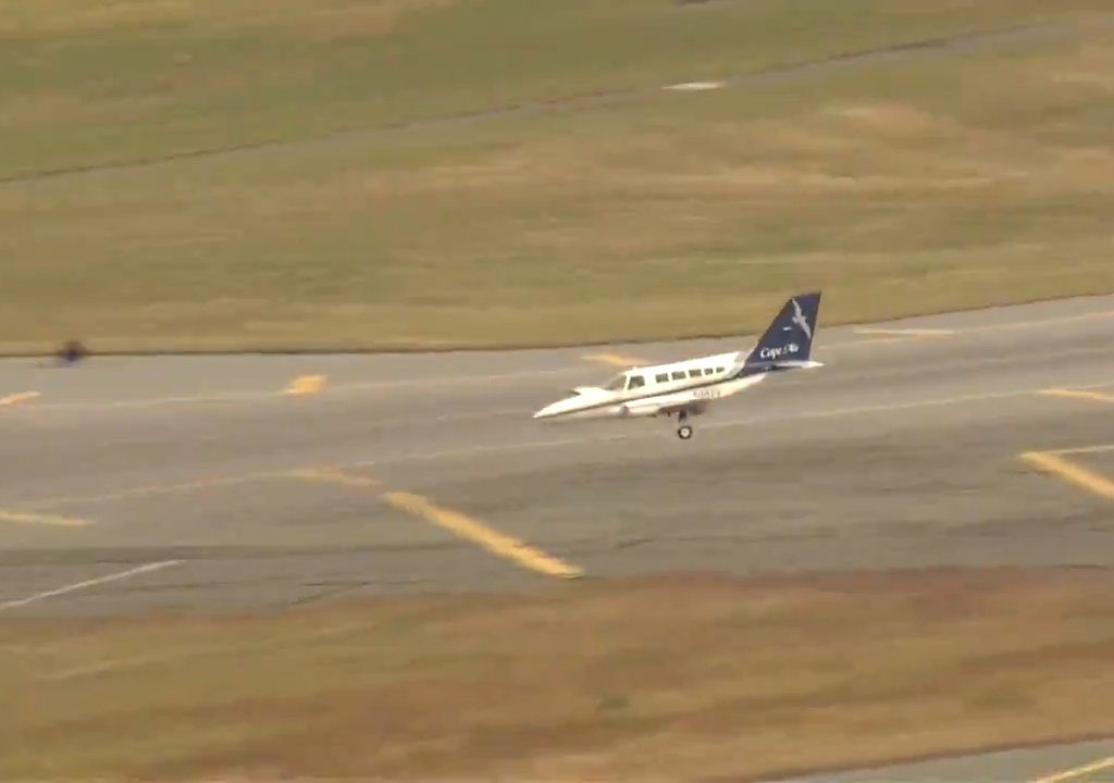 L'avion atterrit sur une seule roue : une vidéo montre la manœuvre du pilote héros