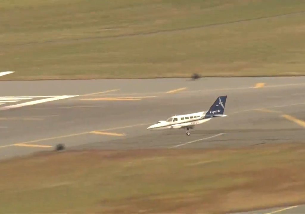 L'avion atterrit sur une seule roue : une vidéo montre la manœuvre du pilote héros