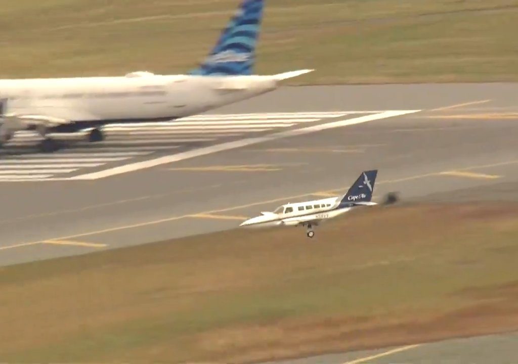 L'avion atterrit sur une seule roue : une vidéo montre la manœuvre du pilote héros