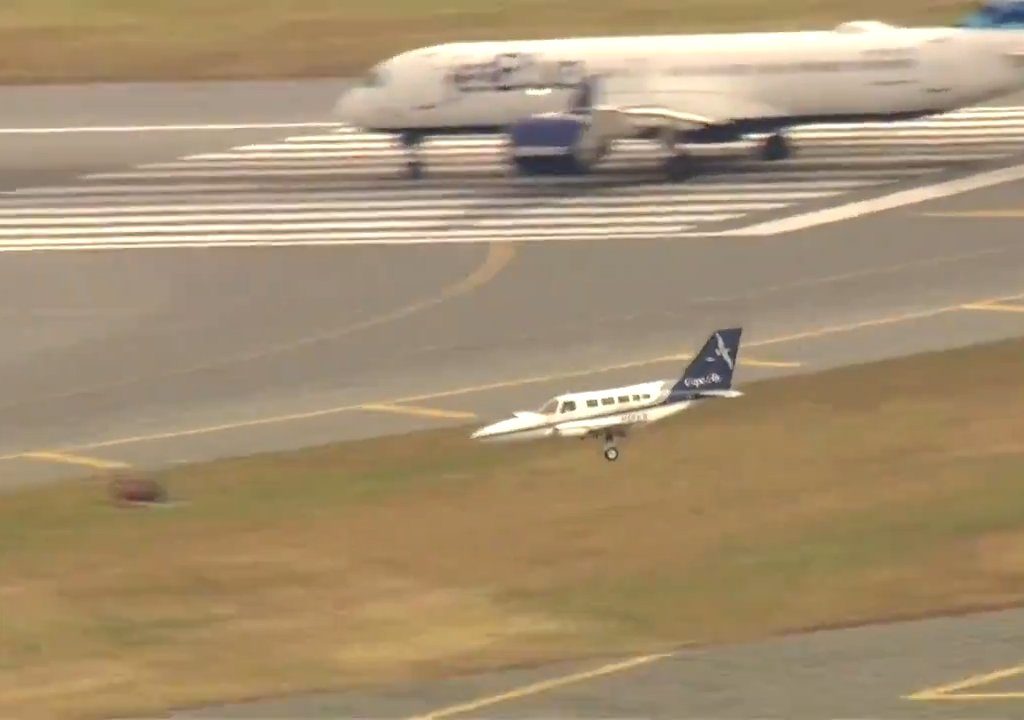 L'avion atterrit sur une seule roue : une vidéo montre la manœuvre du pilote héros