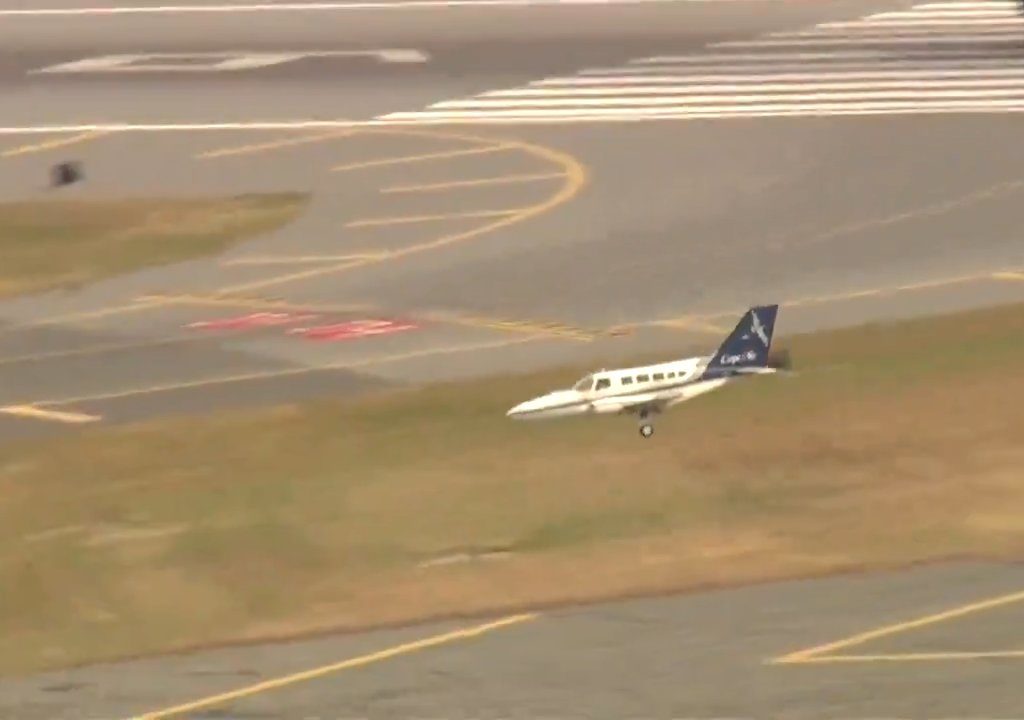 L'avion atterrit sur une seule roue : une vidéo montre la manœuvre du pilote héros