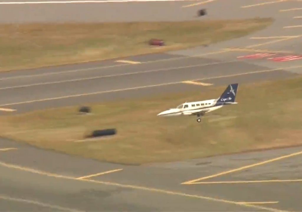 Avión aterriza sobre una sola rueda: video muestra la maniobra del héroe piloto