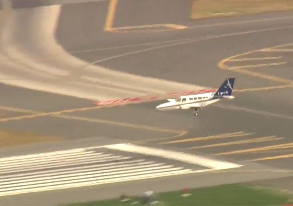 Avión aterriza sobre una sola rueda: video muestra la maniobra del héroe piloto