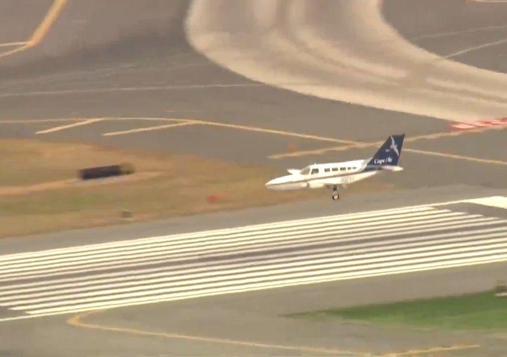 L'avion atterrit sur une seule roue : une vidéo montre la manœuvre du pilote héros