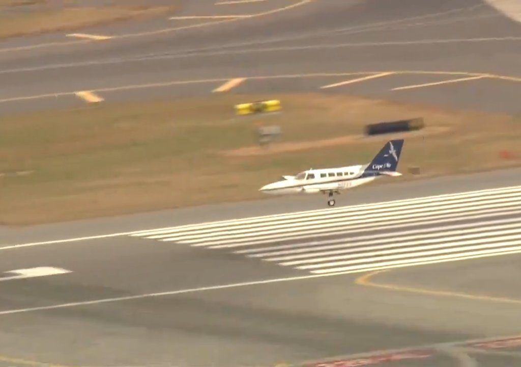 L'avion atterrit sur une seule roue : une vidéo montre la manœuvre du pilote héros