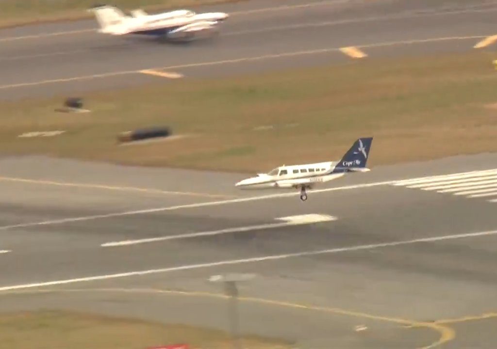 L'avion atterrit sur une seule roue : une vidéo montre la manœuvre du pilote héros