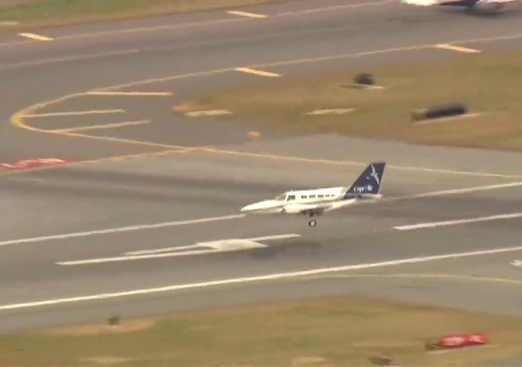 L'avion atterrit sur une seule roue : une vidéo montre la manœuvre du pilote héros