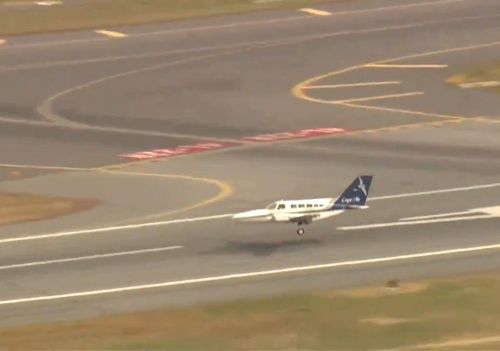 L'avion atterrit sur une seule roue : une vidéo montre la manœuvre du pilote héros