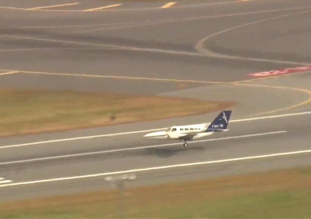 Avión aterriza sobre una sola rueda: video muestra la maniobra del héroe piloto