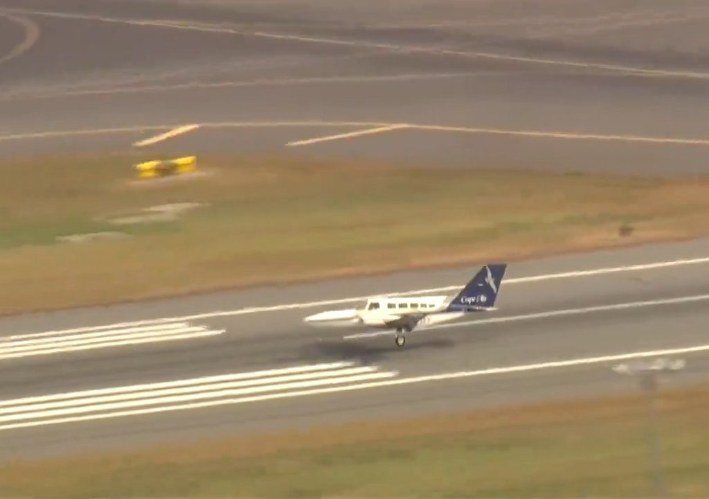 L'avion atterrit sur une seule roue : une vidéo montre la manœuvre du pilote héros