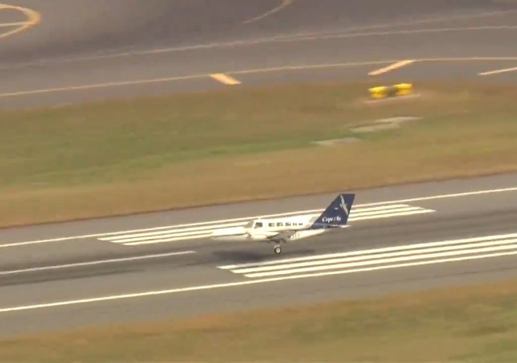 Avión aterriza sobre una sola rueda: video muestra la maniobra del héroe piloto