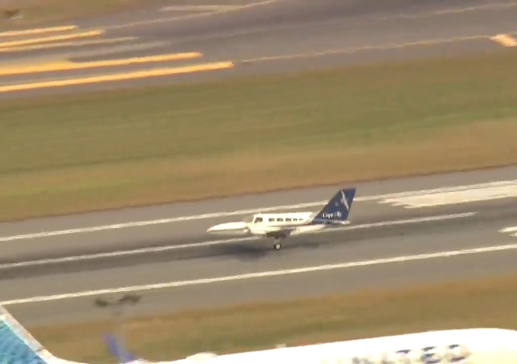 L'avion atterrit sur une seule roue : une vidéo montre la manœuvre du pilote héros