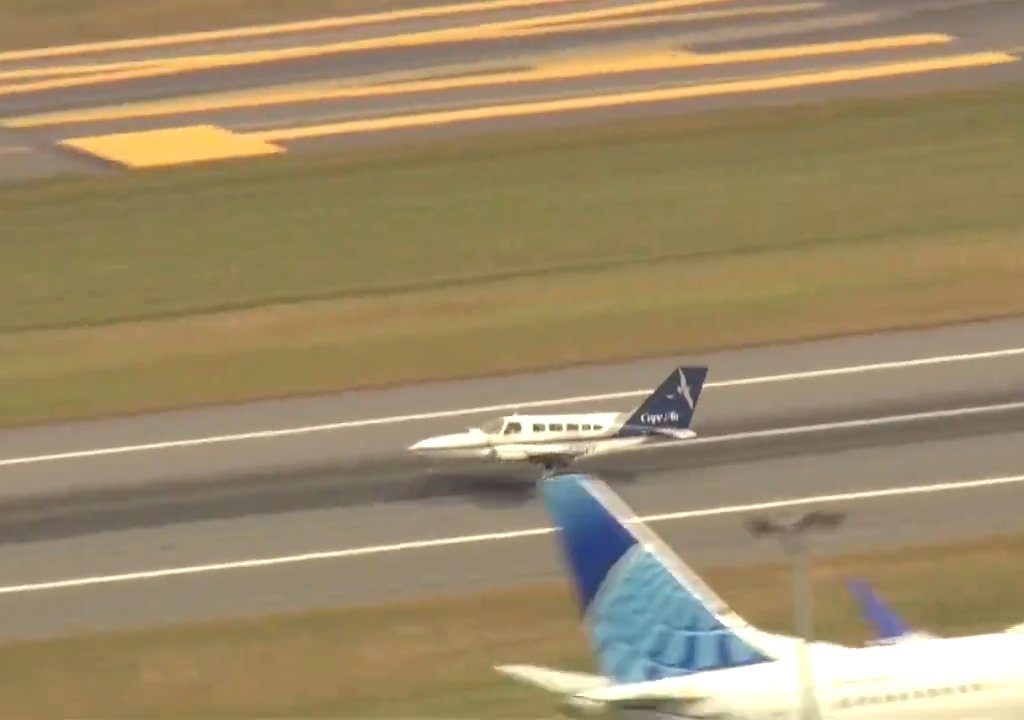 L'avion atterrit sur une seule roue : une vidéo montre la manœuvre du pilote héros