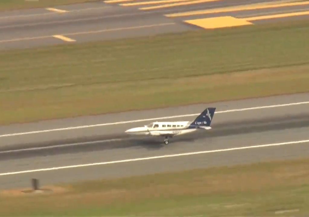 L'avion atterrit sur une seule roue : une vidéo montre la manœuvre du pilote héros