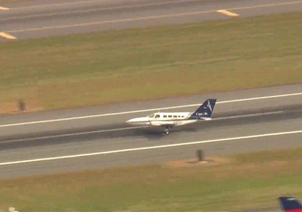 L'avion atterrit sur une seule roue : une vidéo montre la manœuvre du pilote héros