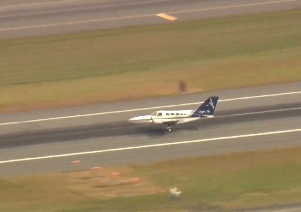 Avión aterriza sobre una sola rueda: video muestra la maniobra del héroe piloto