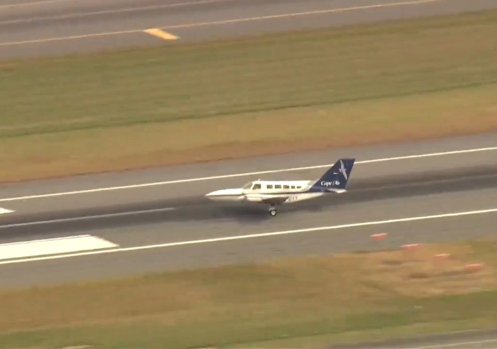 L'avion atterrit sur une seule roue : une vidéo montre la manœuvre du pilote héros