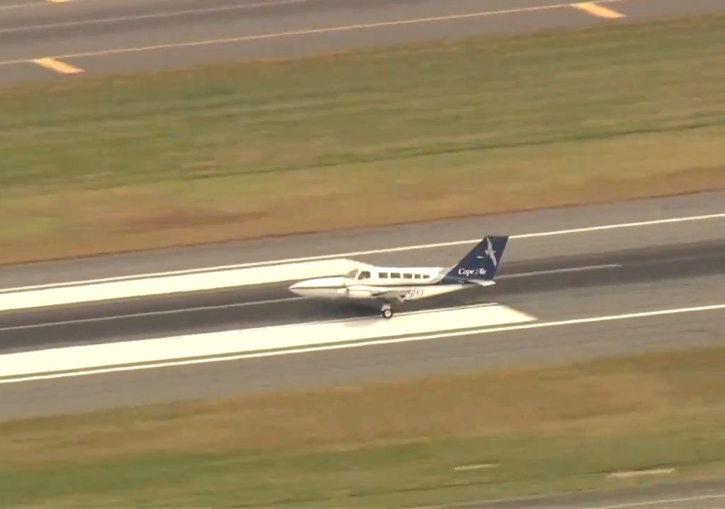 Avión aterriza sobre una sola rueda: video muestra la maniobra del héroe piloto