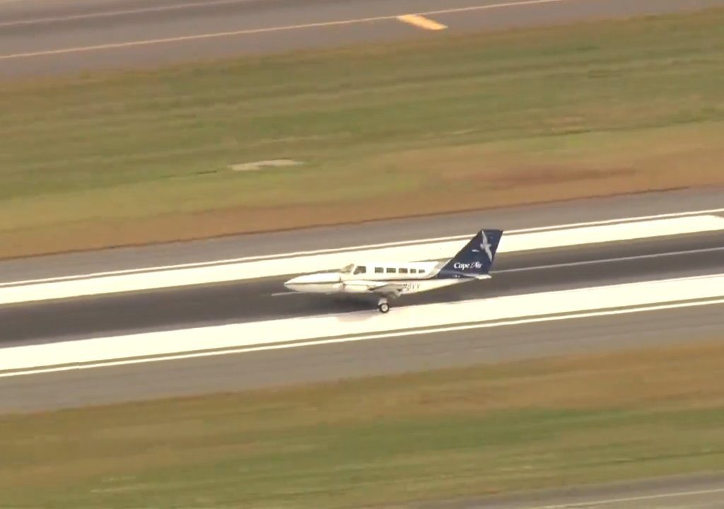 L'avion atterrit sur une seule roue : une vidéo montre la manœuvre du pilote héros