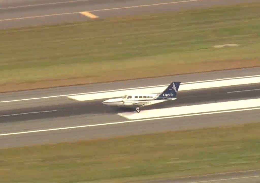 L'avion atterrit sur une seule roue : une vidéo montre la manœuvre du pilote héros