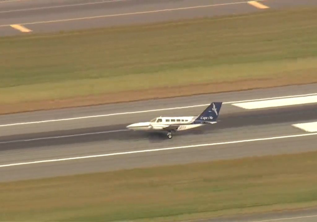 L'avion atterrit sur une seule roue : une vidéo montre la manœuvre du pilote héros