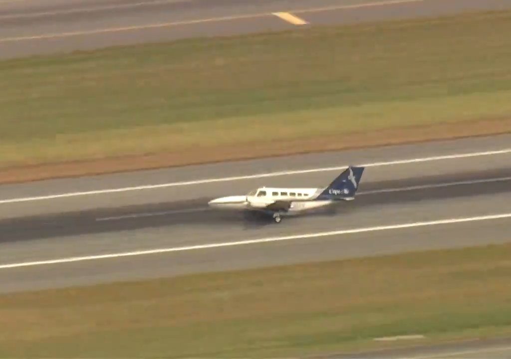 L'avion atterrit sur une seule roue : une vidéo montre la manœuvre du pilote héros