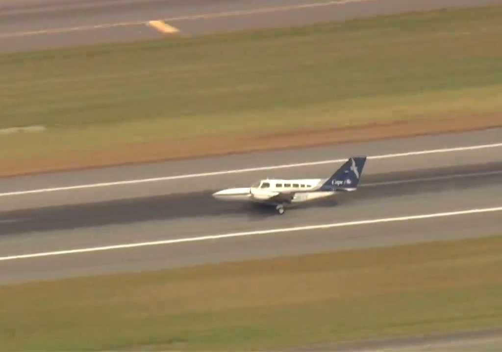 L'avion atterrit sur une seule roue : une vidéo montre la manœuvre du pilote héros