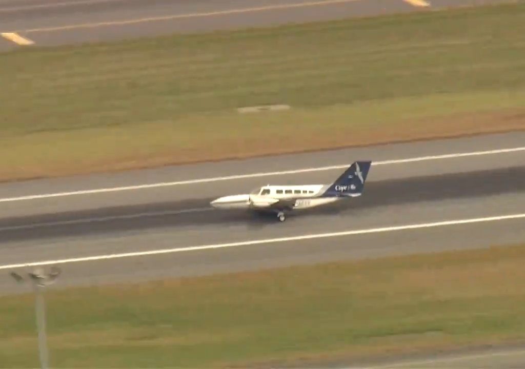 L'avion atterrit sur une seule roue : une vidéo montre la manœuvre du pilote héros