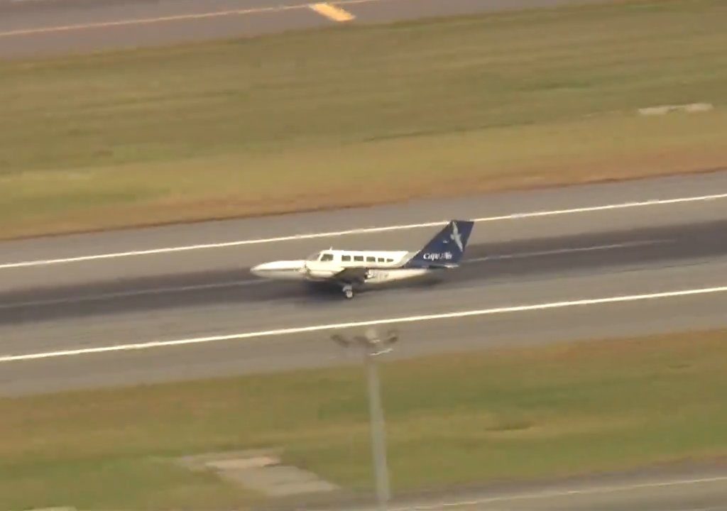 L'avion atterrit sur une seule roue : une vidéo montre la manœuvre du pilote héros