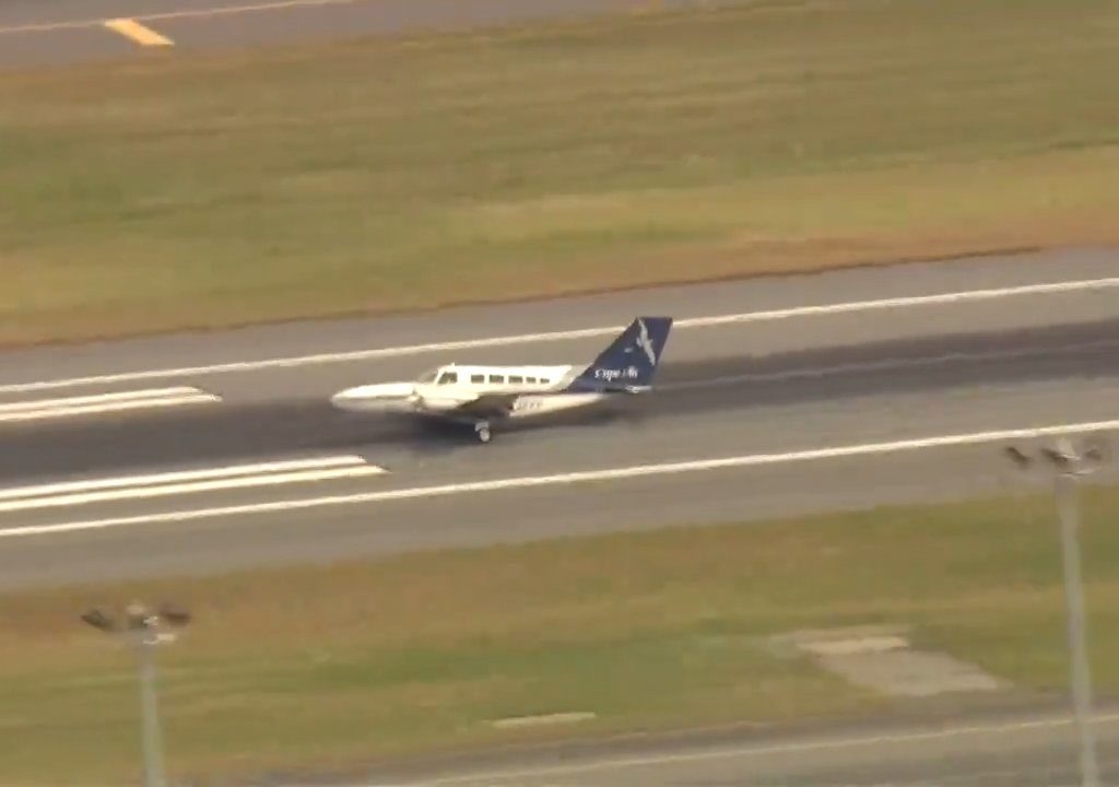 Avión aterriza sobre una sola rueda: video muestra la maniobra del héroe piloto