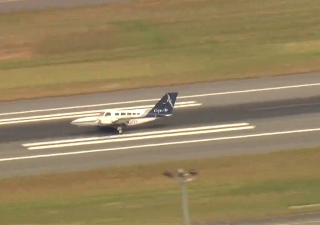 L'avion atterrit sur une seule roue : une vidéo montre la manœuvre du pilote héros