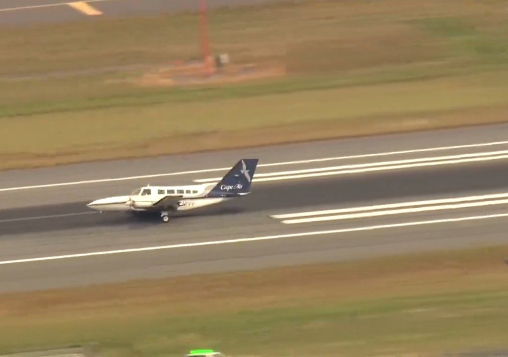 L'avion atterrit sur une seule roue : une vidéo montre la manœuvre du pilote héros