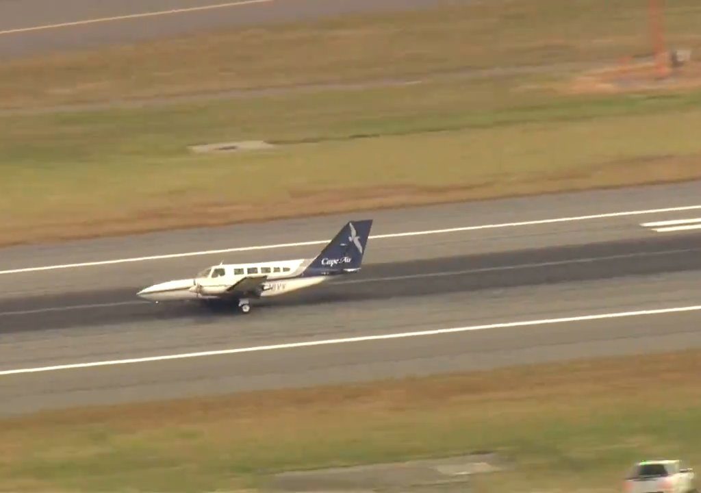 Avión aterriza sobre una sola rueda: video muestra la maniobra del héroe piloto