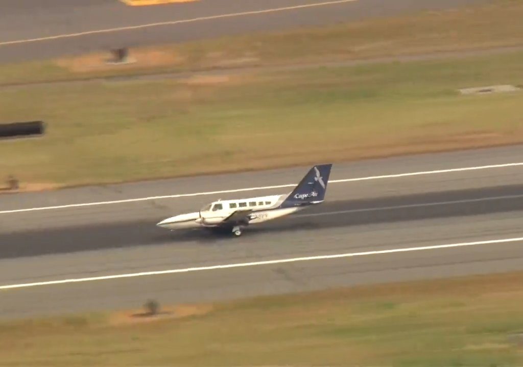 L'avion atterrit sur une seule roue : une vidéo montre la manœuvre du pilote héros