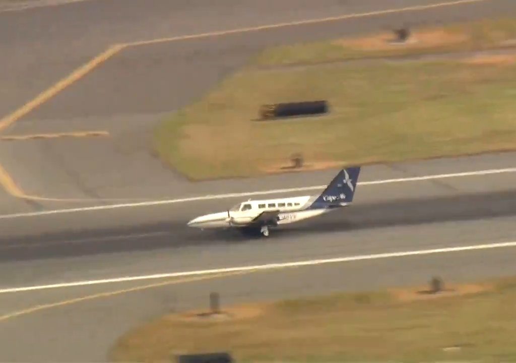 Avión aterriza sobre una sola rueda: video muestra la maniobra del héroe piloto