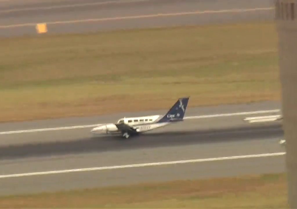 L'avion atterrit sur une seule roue : une vidéo montre la manœuvre du pilote héros