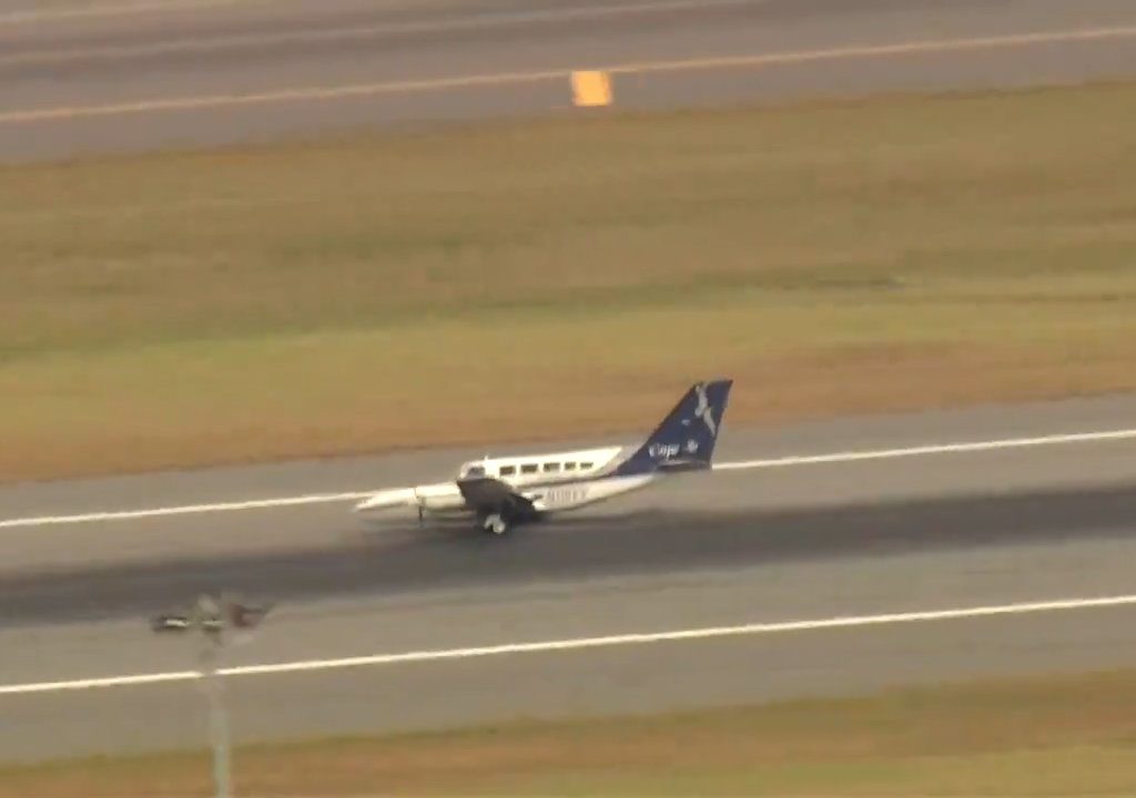 L'avion atterrit sur une seule roue : une vidéo montre la manœuvre du pilote héros