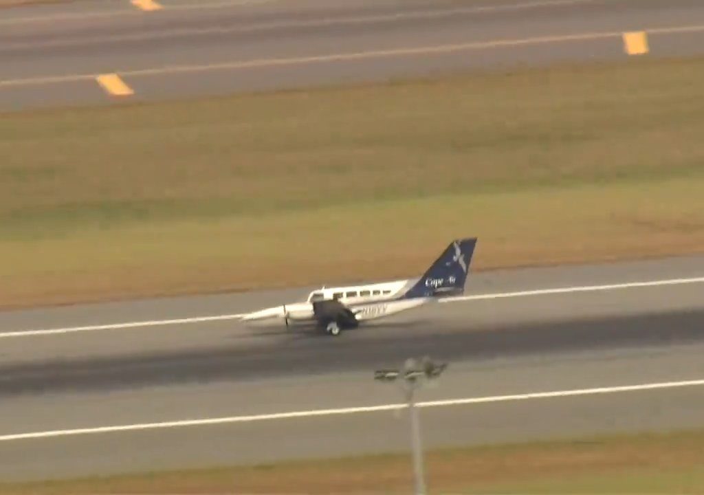 Avión aterriza sobre una sola rueda: video muestra la maniobra del héroe piloto