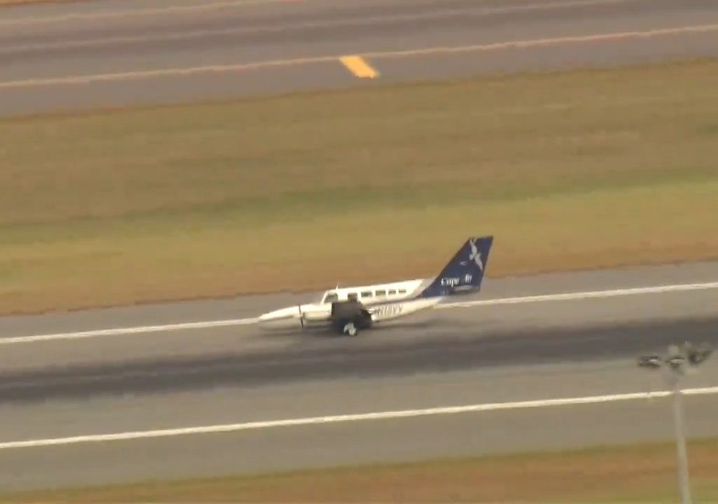 Avión aterriza sobre una sola rueda: video muestra la maniobra del héroe piloto