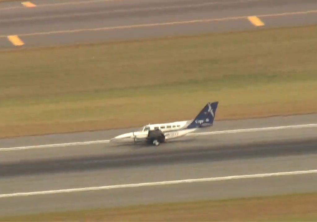 Avión aterriza sobre una sola rueda: video muestra la maniobra del héroe piloto