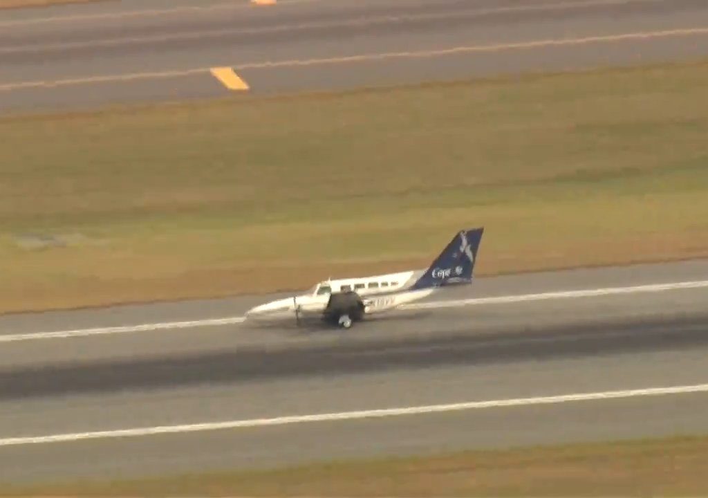 Avión aterriza sobre una sola rueda: video muestra la maniobra del héroe piloto